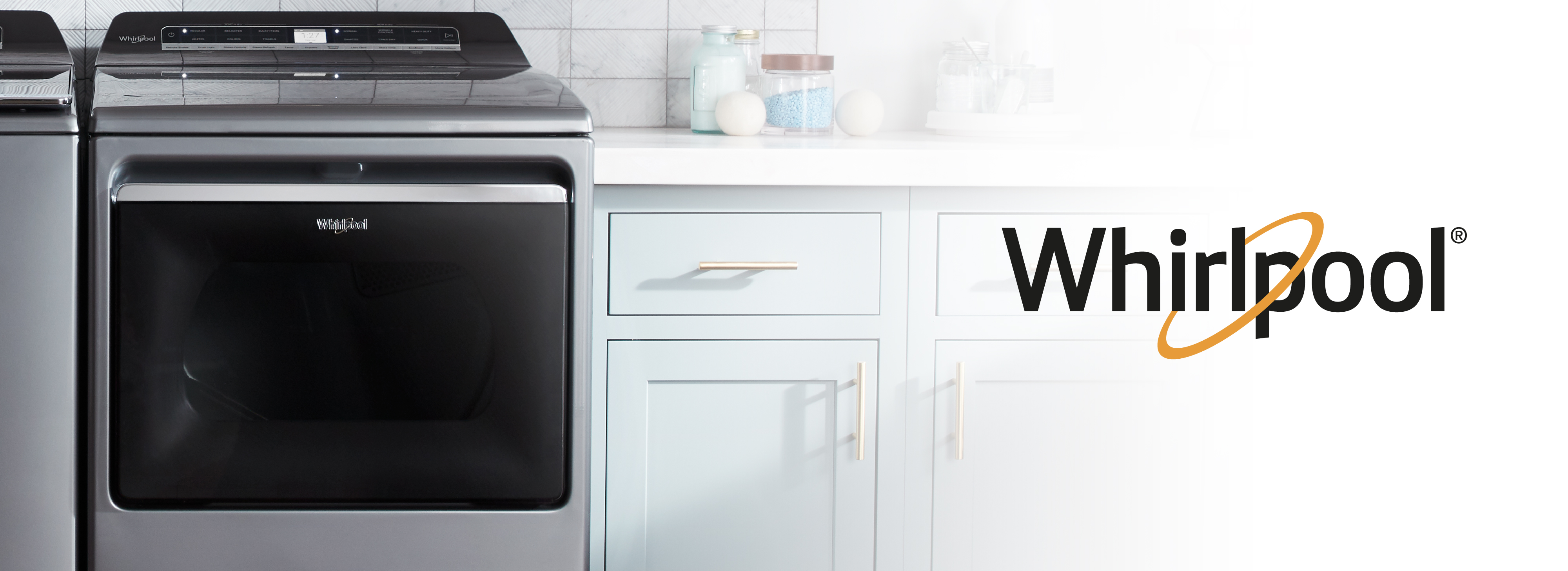 Nevecón 4 puertas Whirlpool con espacios adaptable y anaqueles convertibles de refrigerador a congelador.